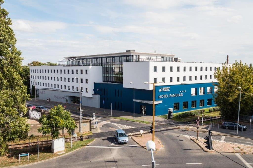 Hotel Famulus Дьєр Екстер'єр фото